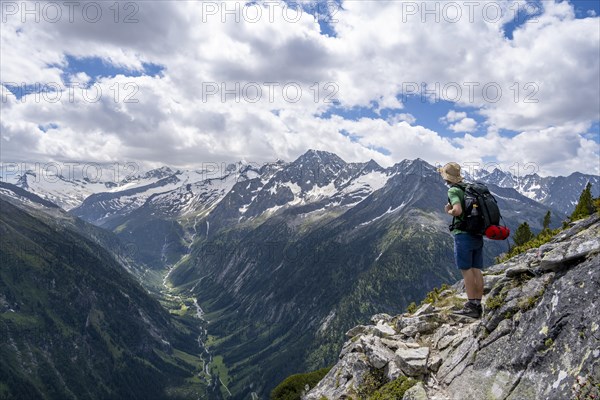 Mountaineer on hiking trail, Berliner Hoehenweg, mountain panorama with mountain valley Zemmer Grund, summit Grosser Greiner, Grosser Moeseler and Turnerkamp, Zillertal Alps, Tyrol, Austria, Europe