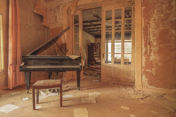 An old piano in a dilapidated room conveys a quiet melancholy, Urologist's villa Dr Anna L., Lost Place, Bad Wildungen, Hesse, Germany, Europe