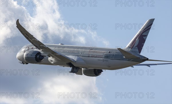 A Boeing 787-9 Dreamliner of the airline Qatar Airways takes off, Schoenefeld, 28/03/2023