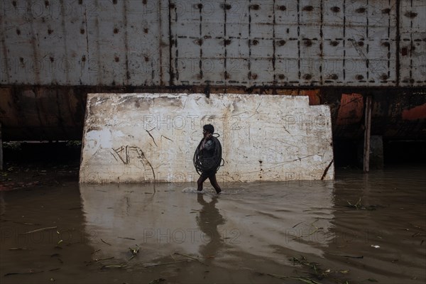 Shipyard workers scrapping a ship, Dockyards, Dhaka, Bangladesh, Asia