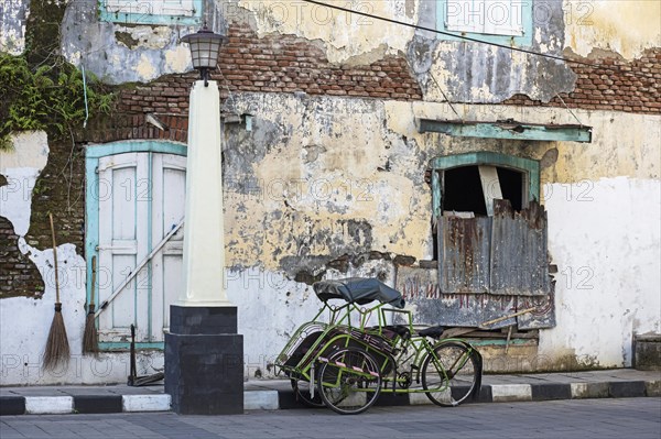 Cycle rickshaw, becak in the old town Oudstad of Semarang, Central Java, Indonesia, Asia