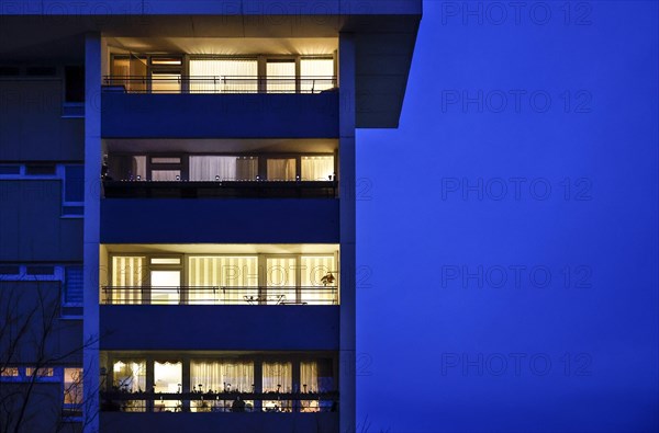 Illuminated flats in a tower block in Gropiusstadt. The rise in rents in German cities has increased again in the past year, Berlin, 16.01.2023