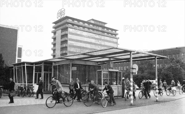 DEU, Germany, Dortmund: Personalities from politics, business and culture from the years 1965-71. Chemical works. Shift change ca. 1965, Europe