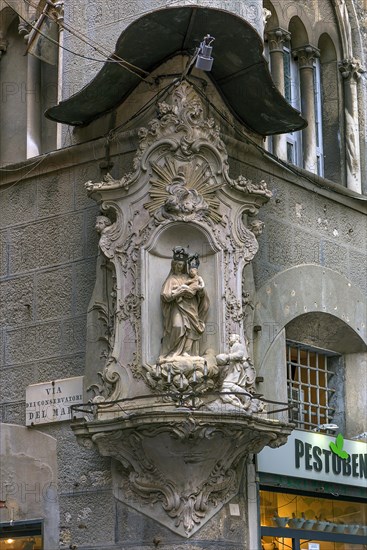 Veneration of the Virgin Mary with a canopy on a corner house in the historic centre, Genoa, Italy, Europe