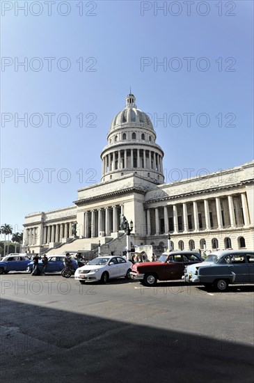Vintage car from the 1950s in front of the Capitolio Nacional, a building in the neoclassical style, Prado, Paseo de Marti, boulevard in the centre of Havana, Centro Habana, Cuba, Greater Antilles, Caribbean, Central America
