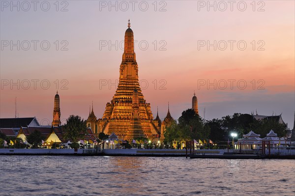 Wat Arun, Temple of Dawn, illuminated in the evening, Bangkok, Thailand, Asia