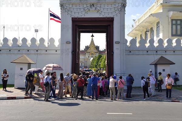 Crowds of tourists push through the entrance gate, Mani Nopparat Gate into the Grand Palace, Bangkok, Thailand, Asia