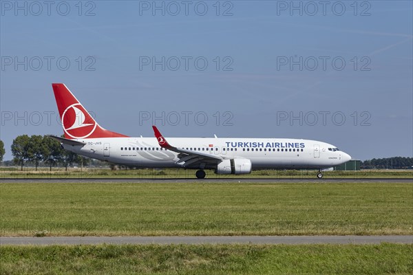 Turkish Airlines with registration Boeing 737-8F2 TC-JVS lands on the Polderbaan, Amsterdam Schiphol Airport in Vijfhuizen, Haarlemmermeer (municipality), Noord-Holland, Netherlands