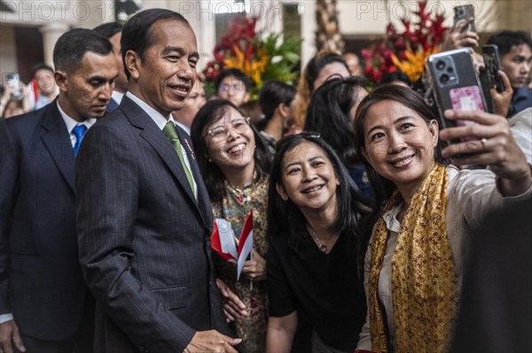 Joko Widodo, the President of Indonesia, takes selfies during a visit to Manila, Philippines 11/01/2024