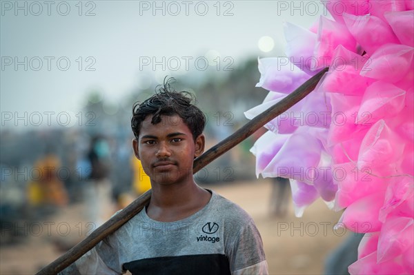 Candyfloss sales, promenade, former French colony of Pondicherry or Puducherry, Tamil Nadu, India, Asia