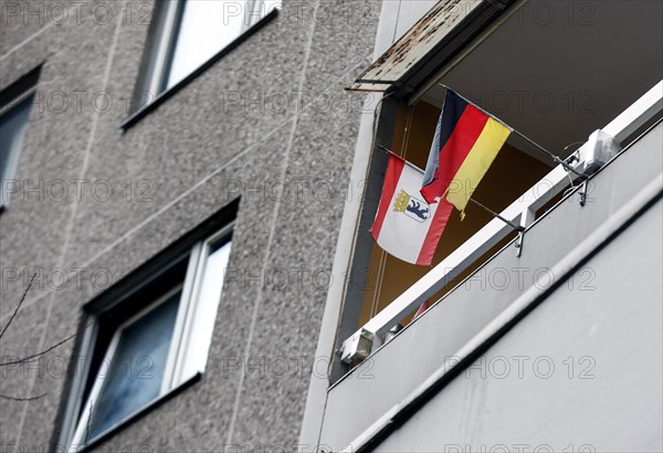 A tenant in the Gropiushaus has decorated his balcony with a German flag and the flag of Berlin. The rise in rents in German cities has increased again in the past year, Berlin, 16.01.2023