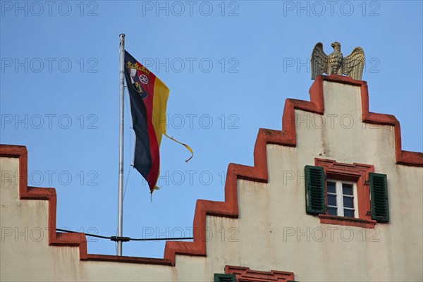 Stepped gable with flag and heraldic animal, eagle figure from the town hall, detail, house facade, market square, Oppenheim, Rhine-Hesse region, Rhineland-Palatinate, Germany, Europe
