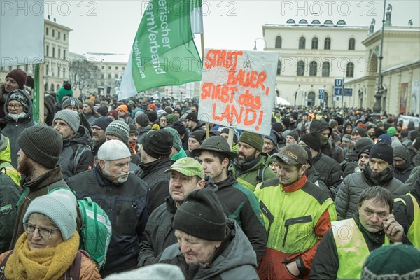 Demonstrators at the central rally, farmers' protest, Odeonsplatz, Munich, Upper Bavaria, Bavaria, Germany, Europe