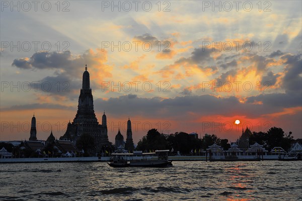 Wat Arun, Temple of Dawn, at sunset, Bangkok, Thailand, Asia