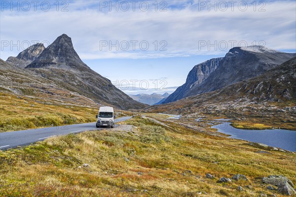 Campervan in front of Bergen in Alnesdalen, Lake Alnesvatnet in autumn, Reinheimen National Park, More og Romsdal, Norway, Europe