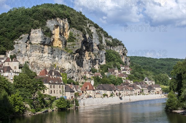 The medieval village La Roque-Gageac and the Dordogne River, Perigord, Aquitaine, France, Europe