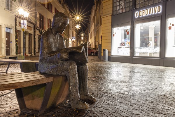 Bronze statue, newspaper reader, bronze sculpture by Pieter Sohl, Hauptstrasse, Bismarckplatz, Heidelberg, Baden-Wuerttemberg, Germany, Europe