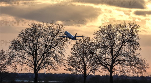 Schoenefeld, 28 March 2023, An Airbus A-320 takes off from BER Berlin Brandenburg Airport Willy Brandt