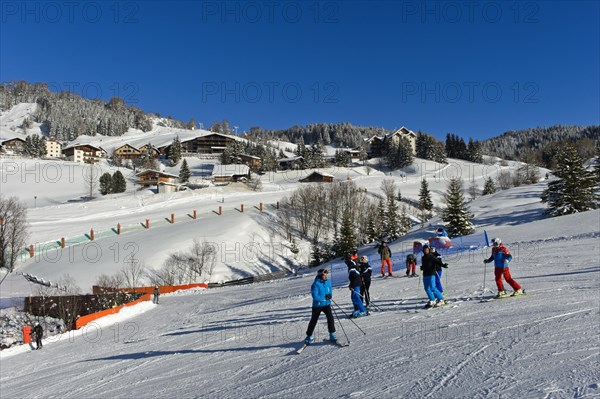 Skiers on a ski slope, Corvara ski resort, Kurfar, Alta Badia winter sports area, Dolomites, South Tyrol, Italy, Europe