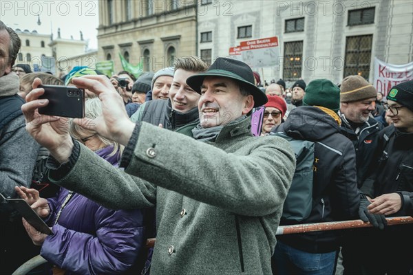 Vice President and Minister of Economic Affairs Hubert Aiwanger takes a selfie with a demonstrator at the rally, farmers' protest, Odeonsplatz, Munich, Upper Bavaria, Bavaria, Germany, Europe