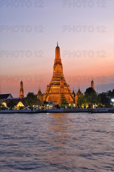 Wat Arun, Temple of Dawn, illuminated in the evening, Bangkok, Thailand, Asia