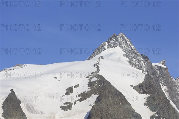 Grossglockner, Grossglockner and the Adlersruhe and Erzherzog-Johann Huette in the Hohe Tauern National Park, Carinthia, Kaernten, Austria, Europe