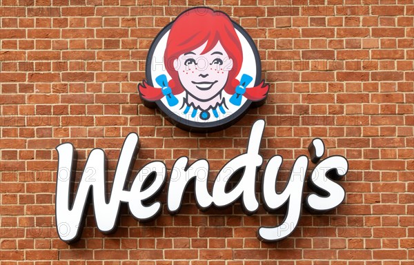 Logo and sign Wendy's fast-food restaurant, Reading, Berkshire, England, UK