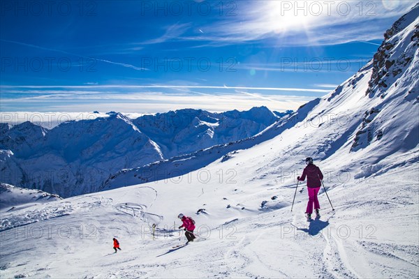 Skiers on the black ski route no. 41 from the Schwarze Schneid to the Seiterkarbahn, Tiefenbachferner, glacier ski area, Soelden, Oetztal, Tyrol