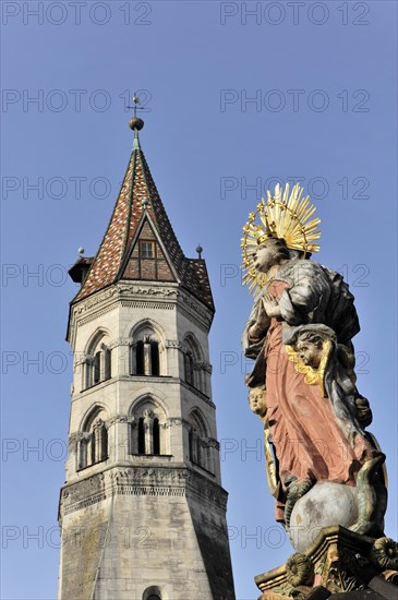 St. Johanniskirche, Johanneskirche, with bell tower Johannisturm, late Romanesque, built between 1210 and 1230, in the foreground figure of the market fountain, Schwaebisch Gmuend, Baden-Wuerttemberg, Germany, Europe