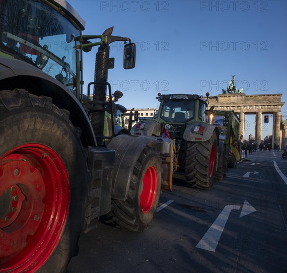 Germany, Berlin, 08.01.2024, Protest by farmers in front of the Brandenburg Gate, nationwide protest week against the policies of the traffic light government and cuts for farms, Europe