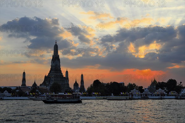 Wat Arun, Temple of Dawn, at sunset, Bangkok, Thailand, Asia