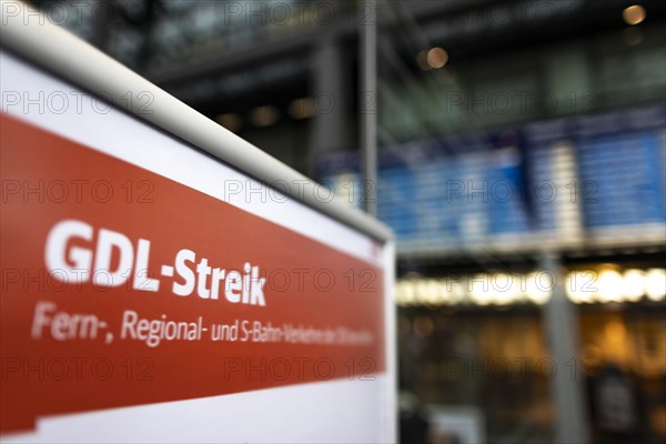 A sign at Berlin Central Station refers to the GDL railway strike. Today is the second day of the strike by the train drivers' union GDL, on which train cancellations are to be expected. Berlin, 11.01.2024