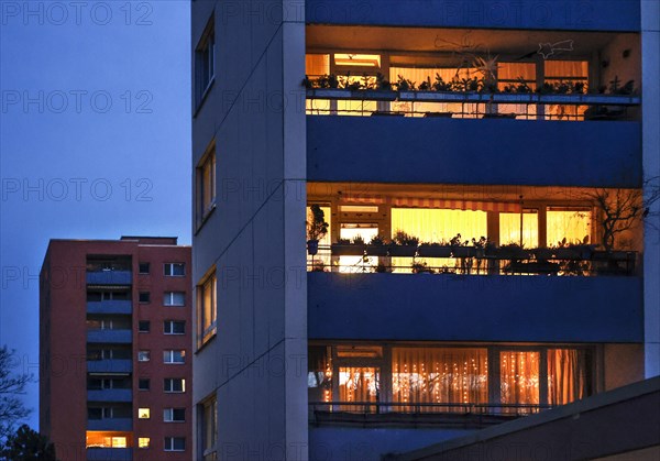 Illuminated flats in high-rise buildings in Gropiusstadt. The rise in rents in German cities has increased again in the past year, Berlin, 16.01.2023