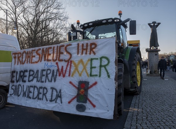 Germany, Berlin, 08.01.2024, Protest by farmers in front of the Brandenburg Gate, nationwide protest week against the policies of the traffic light government and cuts for farms, New Year's greeting, Europe