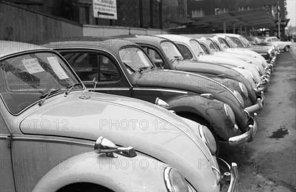 DEU, Germany, Dortmund: Personalities from politics, business and culture from the years 1965-71. Dortmund. Used car sale. VW Beetle ca. 1965, Europe