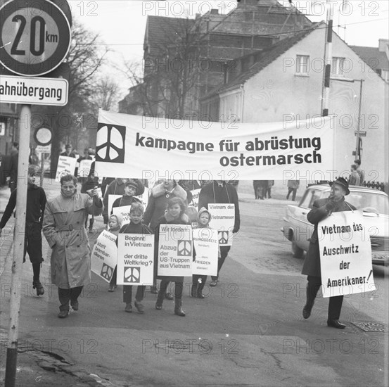 DEU, Germany, Dortmund: Personalities from politics, business and culture from the years 1965-71. Peace movement. Easter March 1968, Europe