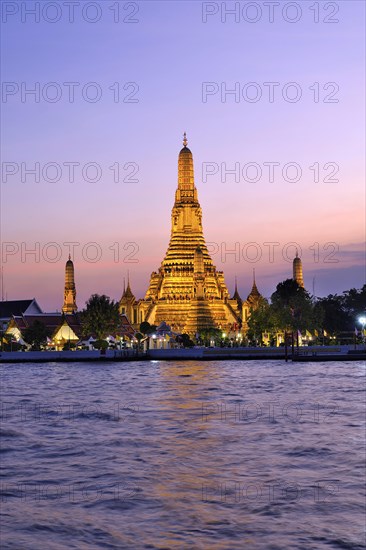 Wat Arun, Temple of Dawn, illuminated in the evening, Bangkok, Thailand, Asia