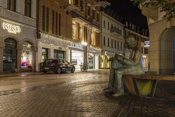 Bronze statue, newspaper reader, bronze sculpture by Pieter Sohl, Hauptstrasse, Bismarckplatz, Heidelberg, Baden-Wuerttemberg, Germany, Europe