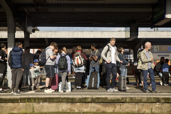 Lots of people on the platform at the main railway station, Bochum, North Rhine-Westphalia, Germany, Europe
