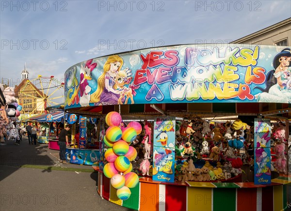 Mops fair fairground, High Street, Marlbrough, Wiltshire, England, UK October 7th 2023, Everyone is a Winner stall