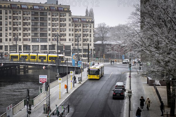 The roads and trees in Berlin are frozen on Thursday morning. There is currently an official warning of slipperiness and permafrost. Berlin, 11.01.2024