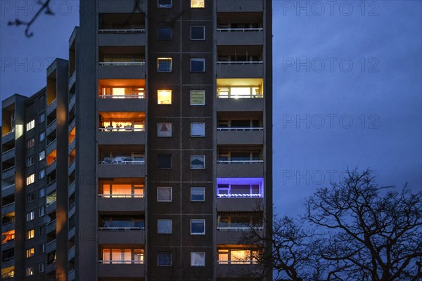 Illuminated flats in a tower block in Gropiusstadt. The rise in rents in German cities has increased again in the past year, Berlin, 16.01.2023