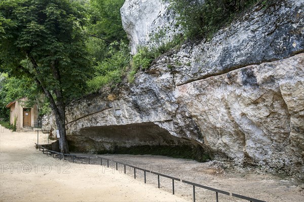 Abri de Cro-Magnon, prehistoric site where four Cro Magnon skeletons were discovered in 1868 by Francois Berthoumeyrou at Les Eyzies-de-Tayac-Sireuil, Dordogne, Aquitaine, France, Europe