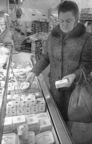 DEU, Germany, Dortmund: Personalities from politics, business and culture from the years 1965-71. Dortmund supermarket ca. 1965, shopping. MR yes!, Europe