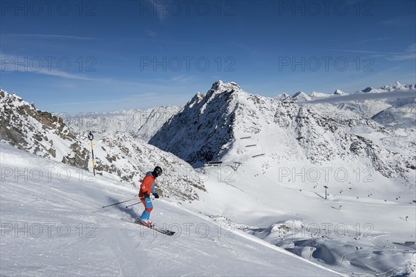 Skiers on the black ski route no. 41 from the Schwarze Schneid to the Seiterkarbahn, Tiefenbachferner, glacier ski area, Soelden, Oetztal, Tyrol