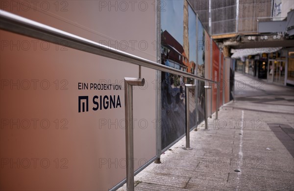 Construction site, controversial building project of Rene Benko's insolvent company Signa, logo, ongoing insolvency proceedings, ZWEIHOCHFUeNF agency, former Galeria Kaufhof, Koenigsstrasse, Schulstrasse, Stuttgart, Baden-Wuerttemberg, Germany, Europe