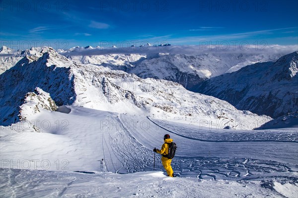 Skiers on the black ski route no. 41 from the Schwarze Schneid to the Seiterkarbahn, Tiefenbachferner, glacier ski area, Soelden, Oetztal, Tyrol