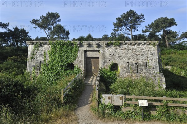 Old Spanish fort at the Pointe des Espagnols, Finistere, Brittany, France, Europe