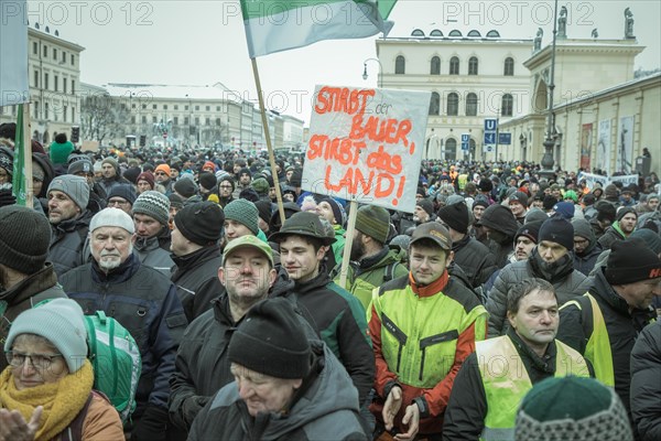 Demonstrators at the central rally, farmers' protest, Odeonsplatz, Munich, Upper Bavaria, Bavaria, Germany, Europe