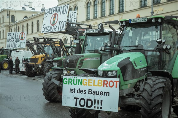 Tractors at the central rally, farmers' protest, Odeonsplatz, Munich, Upper Bavaria, Bavaria, Germany, Europe